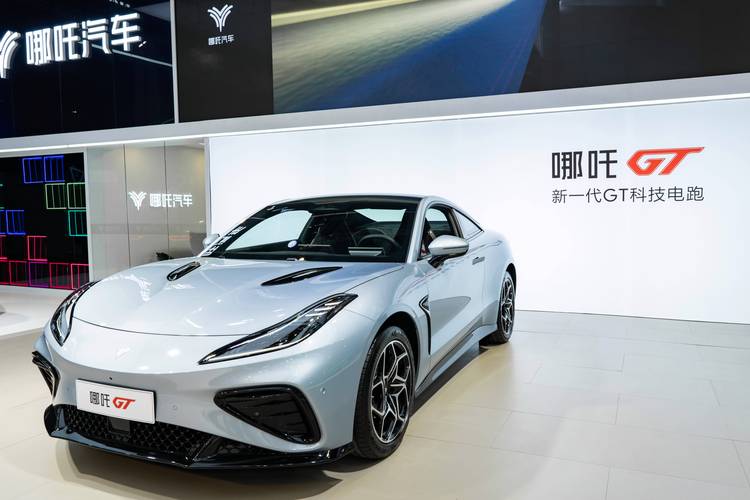 广州176哪吒汽车在智能汽车领域的表现，领途汽车在新能源汽车市场中的影响力